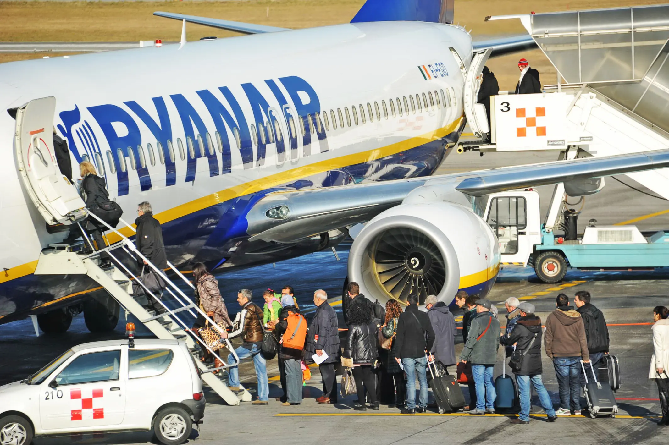 Orio al Serio, pilota Ryanair sta male in atterraggio: 10 voli dirottati e pista chiusa un'ora