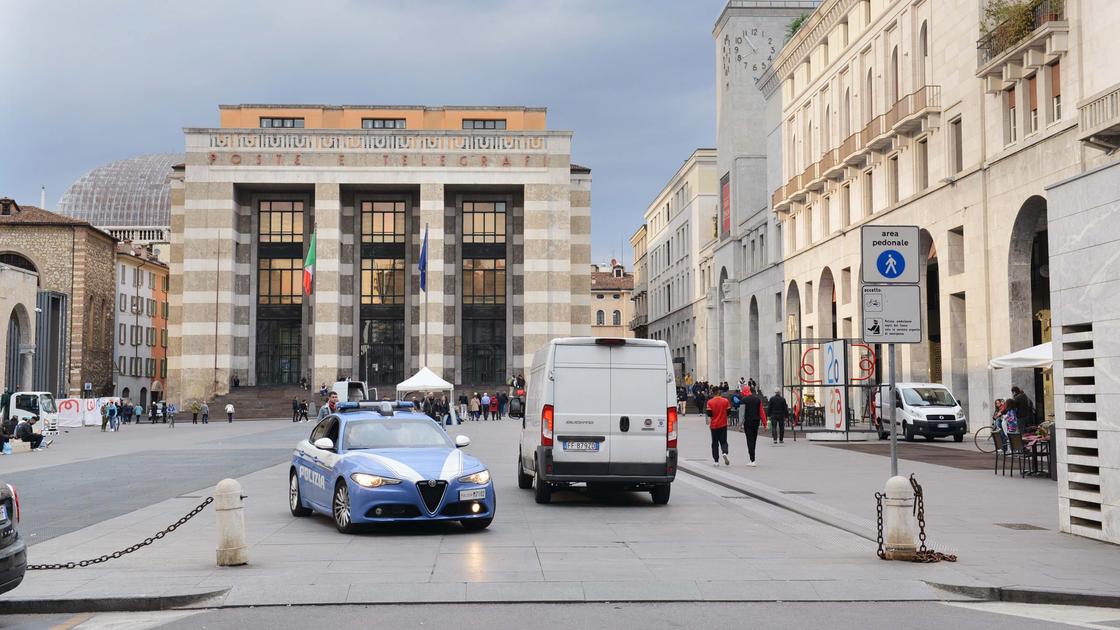 Mobilità a Brescia, polemica in Consiglio su Ztl e meno auto in piazza Vittoria: “State uccidendo i negozi” Mobilità a Brescia, polemica in Consiglio su Ztl e meno auto in piazza Vittoria: “State uccidendo i negozi”