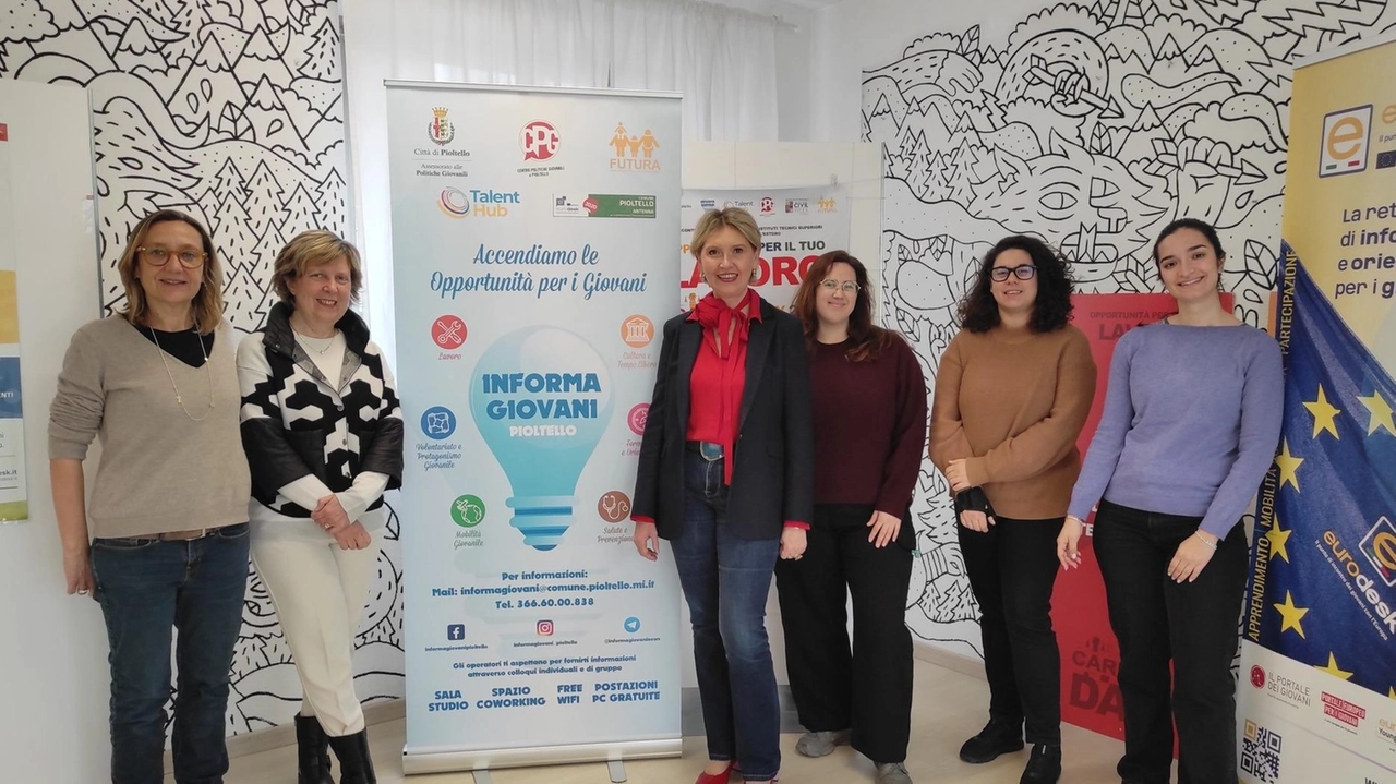 Operatori formati offrono ai giovani delle altre città consulenza e assistenza in campo formativo e lavorativo Operatori formati offrono ai giovani delle altre città consulenza e assistenza in campo formativo e lavorativo