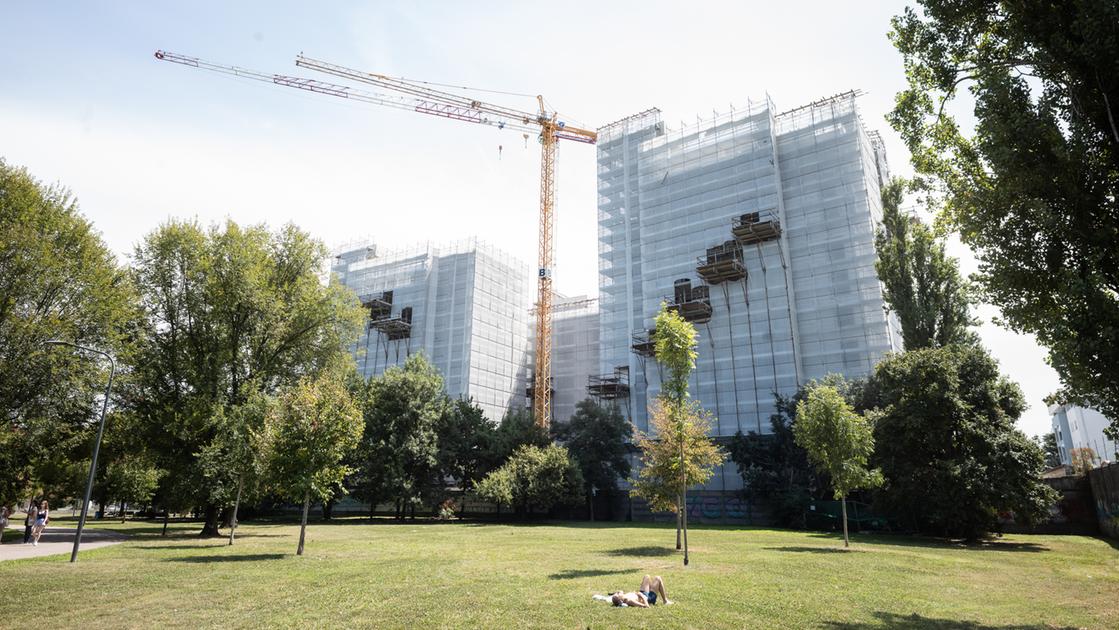 Residenze Lac sotto sequestro, sogni in bilico fra teli bianchi e ponteggi vuoti Residenze Lac sotto sequestro, sogni in bilico fra teli bianchi e ponteggi vuoti