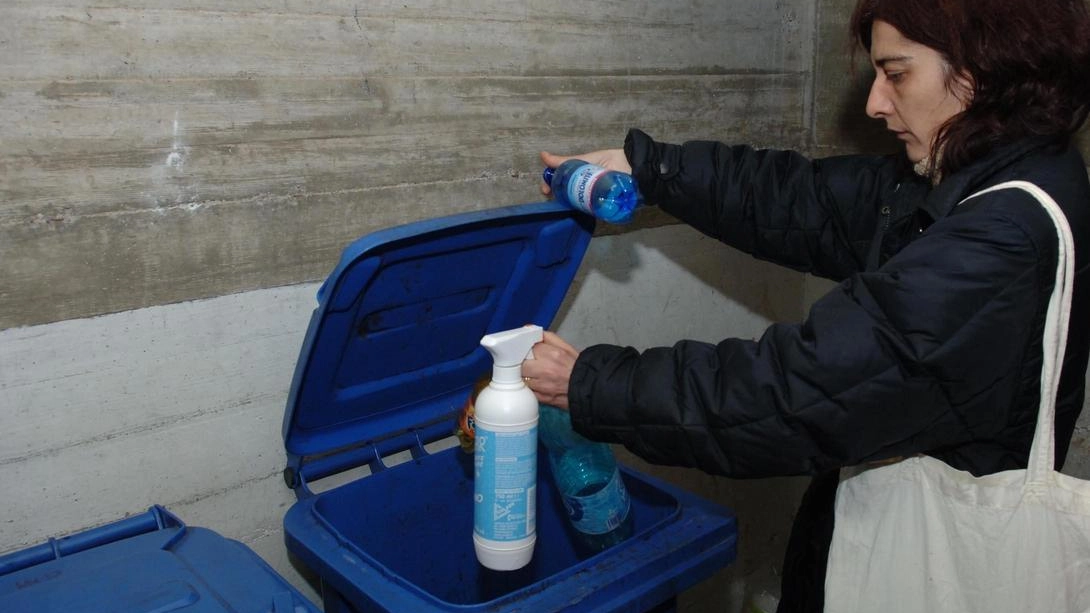 A Segrate in corso la distribuzione dei nuovi contenitori per la raccolta differenziata, in materiale riciclato al 98% e conformi alle normative. Colore del coperchio indica il tipo di rifiuto. A Segrate in corso la distribuzione dei nuovi contenitori per la raccolta differenziata, in materiale riciclato al 98% e conformi alle normative. Colore del coperchio indica il tipo di rifiuto.
