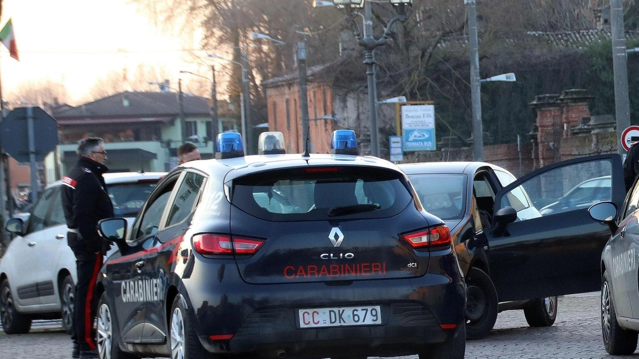 Cerca di sfondare con un’ascia la porta di casa dietro la quale sono asserragliati gli anziani genitori in preda al... Cerca di sfondare con un’ascia la porta di casa dietro la quale sono asserragliati gli anziani genitori in preda al...
