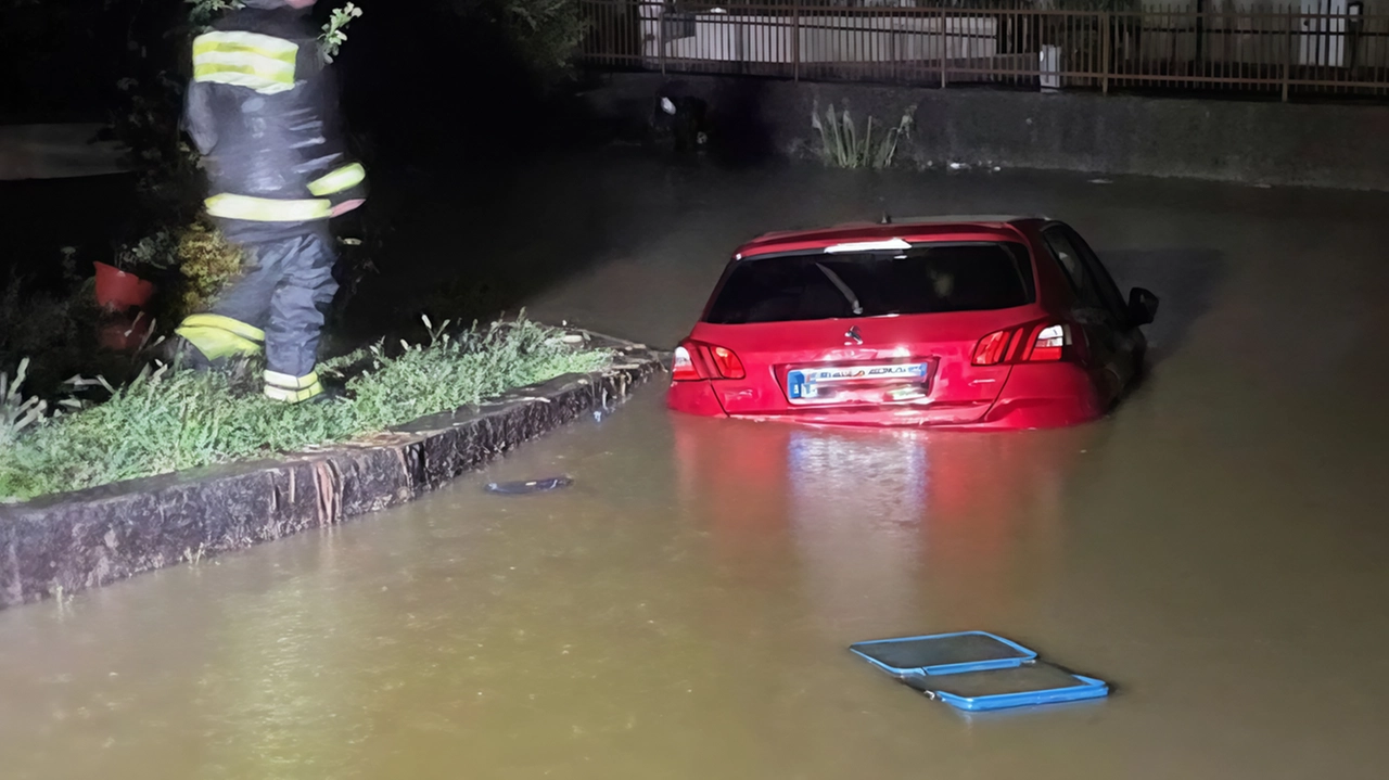 Alluvione a Molteno: danni per mezzo milione di euro, 33 cittadini richiedono risarcimento. Interventi in corso per prevenire futuri disastri. Alluvione a Molteno: danni per mezzo milione di euro, 33 cittadini richiedono risarcimento. Interventi in corso per prevenire futuri disastri.