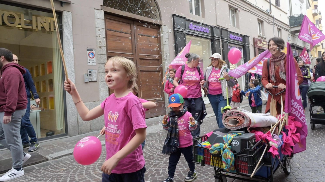 Camminata a sei colori. In marcia per i diritti