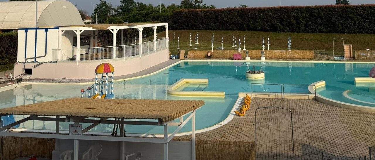 Una spiaggia in città, tuffi e svago al lido estivo