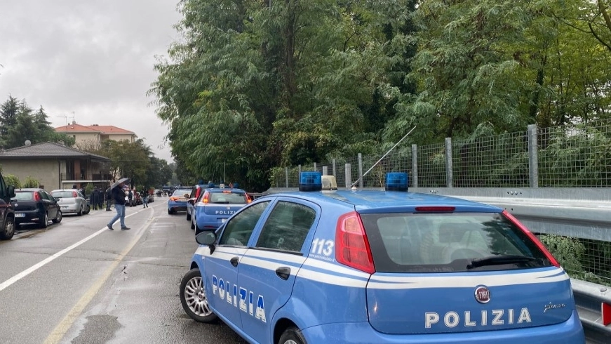 Forze dell'ordine in via Curtatone a Gallarate: contro di loro si è accanito il "pubblicatore seriale"