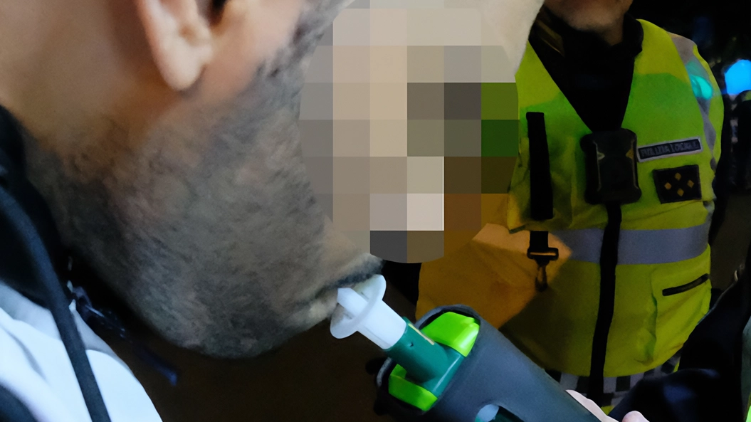 Nel fine settimana scorso, i carabinieri di Monza hanno condotto controlli antidroga e contro la guida in stato di ebbrezza, con arresti e denunce per reati correlati. Nel fine settimana scorso, i carabinieri di Monza hanno condotto controlli antidroga e contro la guida in stato di ebbrezza, con arresti e denunce per reati correlati.