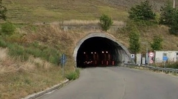 Incidente mortale nella Bergamasca: chiusa la galleria Montenegrone, lungo la statale della ValSeriana