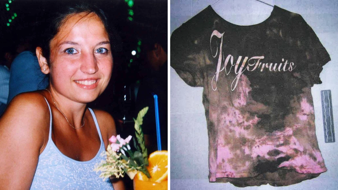 I carabinieri del Ris nella villetta di Garlasco il 13 agosto del 2007. A destra la maglia del pigiama che Chiara Poggi indossava la mattina del delitto I carabinieri del Ris nella villetta di Garlasco il 13 agosto del 2007. A destra la maglia del pigiama che Chiara Poggi indossava la mattina del delitto