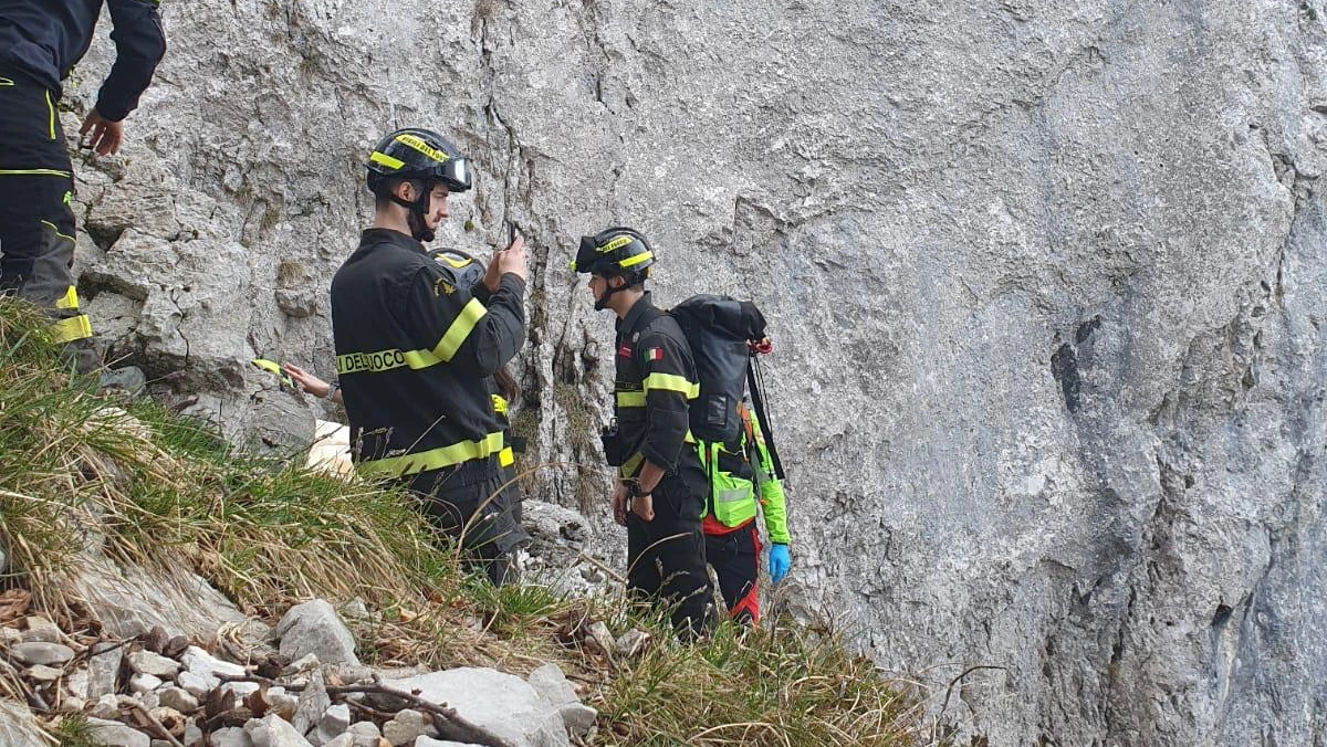 I soccorritori dei vigili del fuoco al lavoro per recuperare il corpo di Guido Valli dopo la caduta fatale su una parete rocciosa dei Corni di Canzo
