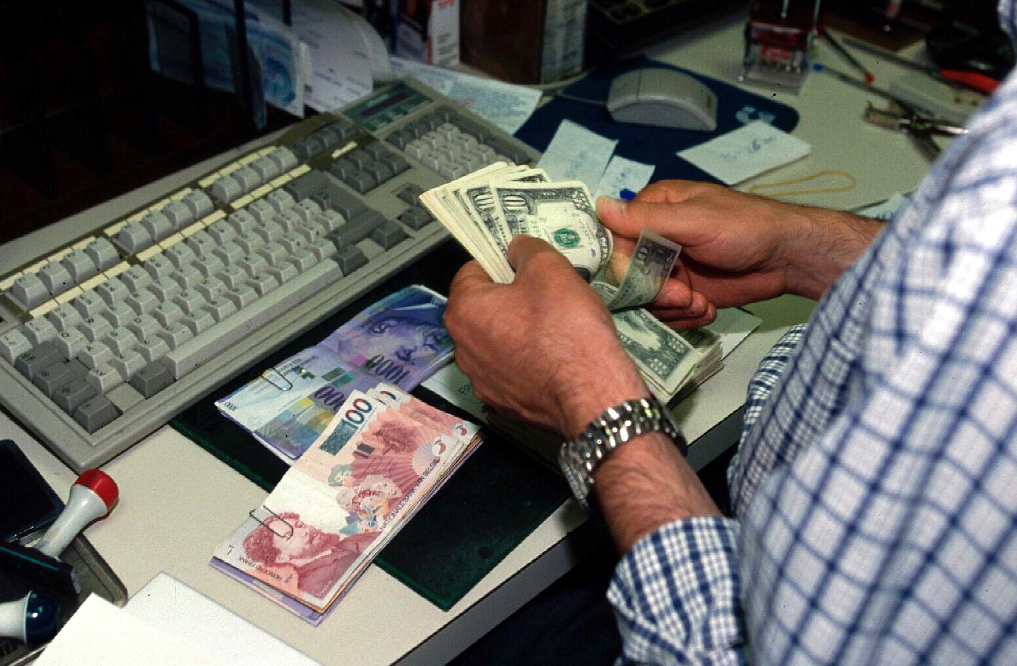 Pavia, titolare di un Money Transfer rapinato: “Dacci i soldi o ti riempiamo di botte”, bottino da 2.500 euro Pavia, titolare di un Money Transfer rapinato: “Dacci i soldi o ti riempiamo di botte”, bottino da 2.500 euro