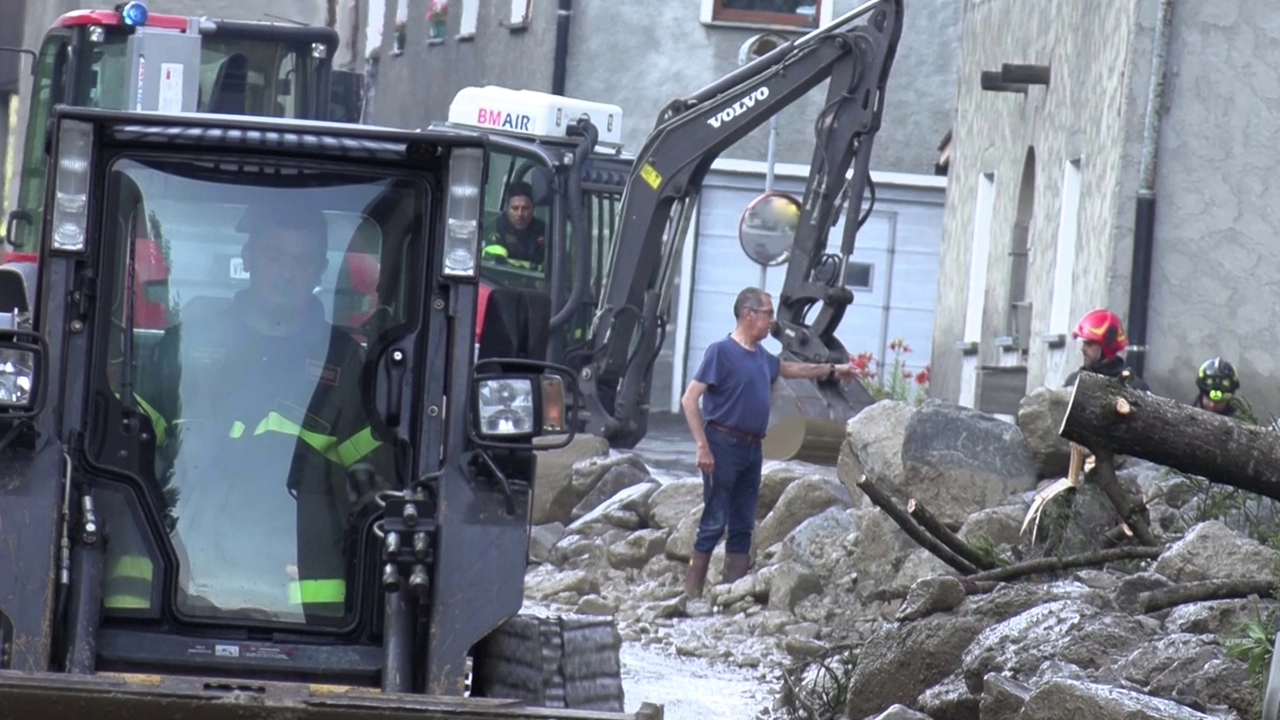 I primi interventi di ripristino dell’area interessata dalla frana: 24 mezzi in azione I primi interventi di ripristino dell’area interessata dalla frana: 24 mezzi in azione