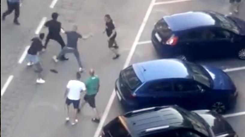 Rissa davanti al bar, i carabinieri sparano in aria per riportare la calma Rissa davanti al bar, i carabinieri sparano in aria per riportare la calma