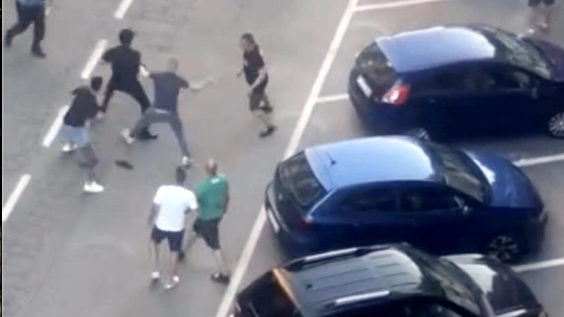 La maxi rissa esplosa davanti a un bar di viale Lombardia La violenza è stata ripresa dal residente in uno dei palazzi sulla strada
