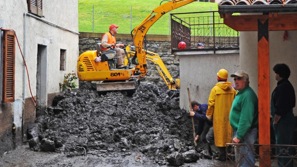 Il corso d’acqua aveva allagato tutto il paese per le forti piogge che avevano causato anche lo smottamento sul sentiero per il santuario della Foppa