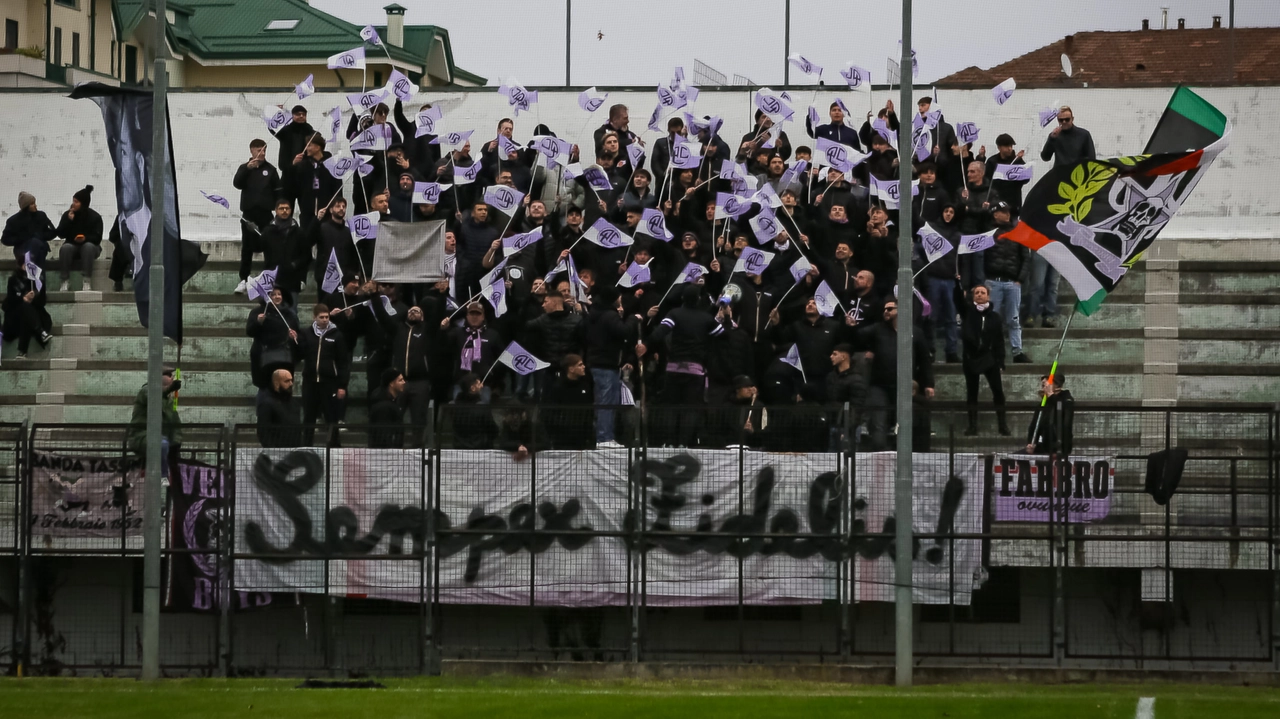 Sopra il saluto dei tifosi lilla ai giocatori nel giorno del rientro allo stadio Mari A destra il momento dell’omaggio a Gigi Riva sotto la tribuna Sopra il saluto dei tifosi lilla ai giocatori nel giorno del rientro allo stadio Mari A destra il momento dell’omaggio a Gigi Riva sotto la tribuna