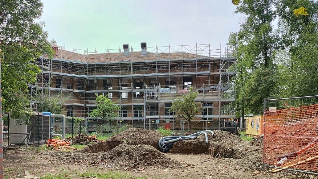 Non arrivano gli stipendi nel cantiere per gli interventi di ristrutturazione dell’ospedale Sacco (nella foto) e i lavoratori si...