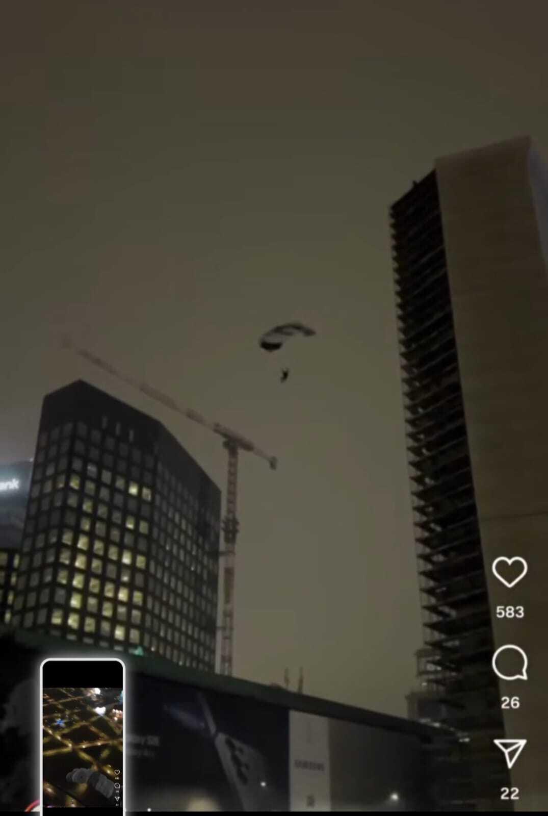 Si lancia con il paracadute da un grattacielo di Porta Nuova. ll video dal tetto prima del salto nel vuoto Si lancia con il paracadute da un grattacielo di Porta Nuova. ll video dal tetto prima del salto nel vuoto