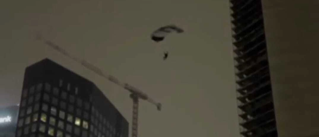Si lancia con il paracadute da un grattacielo di Porta Nuova. ll video dal tetto prima del salto nel vuoto