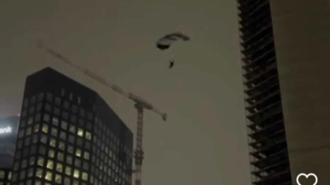 L'immagine presa dal basso del volo dal grattacielo di Porta Nuova