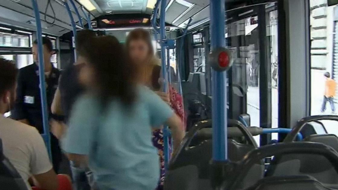 due ragazze picchiano coetanea sul bus per un panino c è il ramadan non puoi mangiare poi aggrediscono l autista