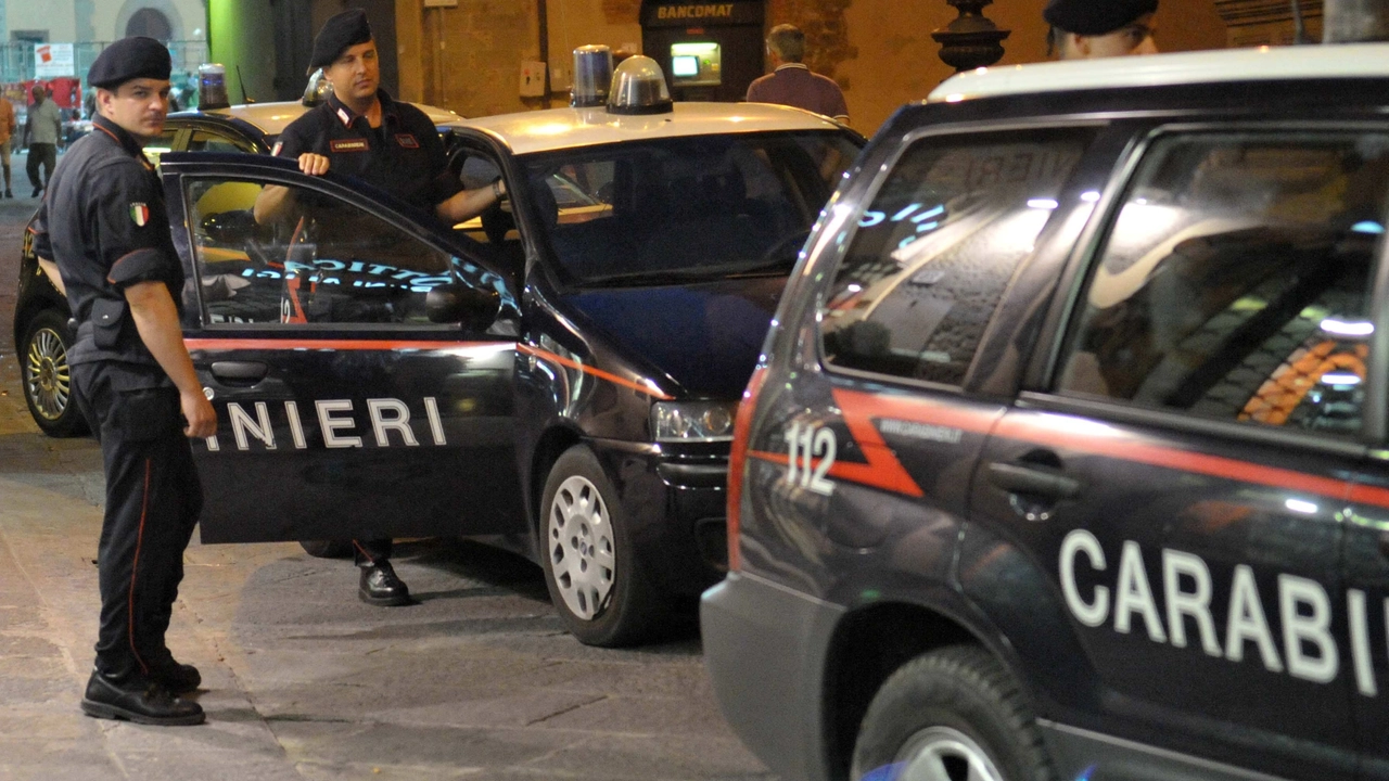 Una pattuglia di carabinieri durante una controllo (Immagine d'archivio) Una pattuglia di carabinieri durante una controllo (Immagine d'archivio)