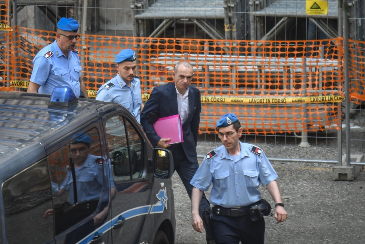 Andrea Bezziccheri, arrestato nell'inchiesta sull'urbanistica, esce dal palazzo di Giustizia