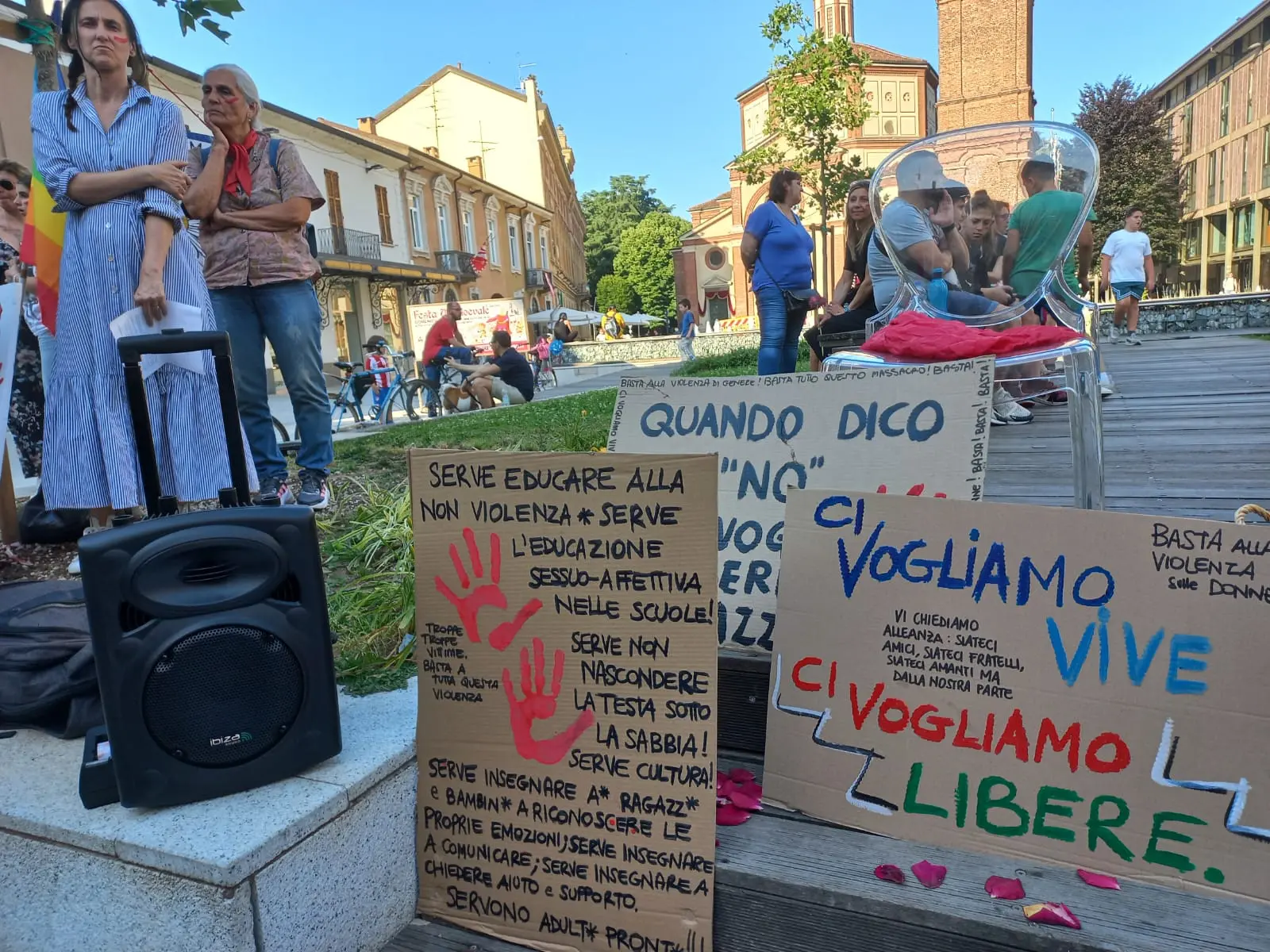 Femminicidio di Vasilica Potencu, una folla di legnanesi in piazza San Magno: “Basta violenza e morte, ci vogliamo vive”