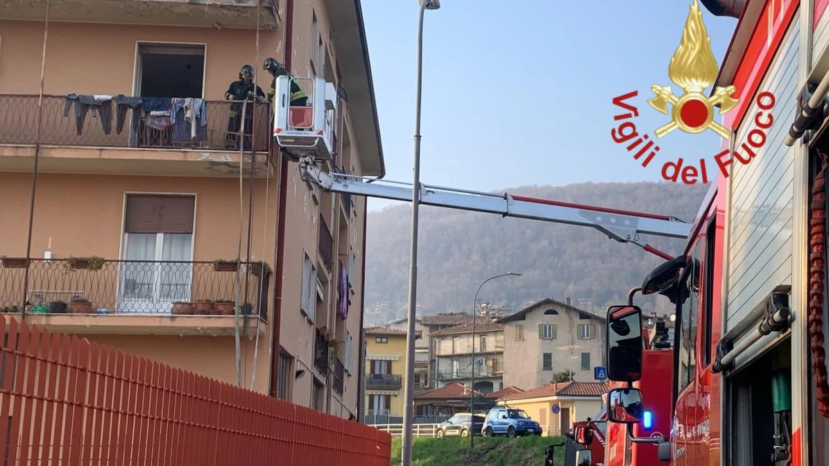 L'intervento dei vigili del fuoco a Erba L'intervento dei vigili del fuoco a Erba