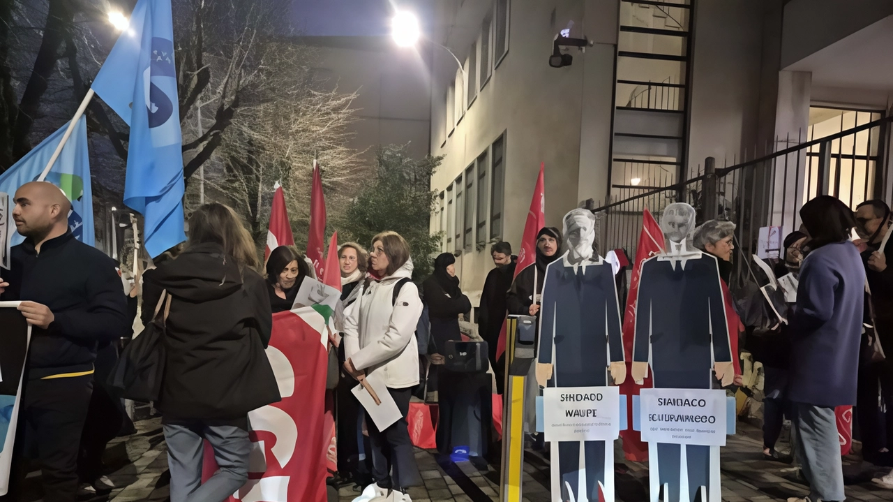 Un momento della protesta davanti a Palazzo Cernezzi