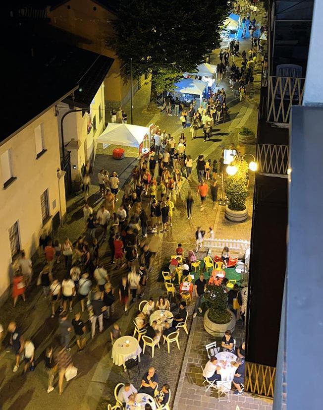 Notte Bianca a Seveso. Jo Squillo superstar allegria e negozi aperti Notte Bianca a Seveso. Jo Squillo superstar allegria e negozi aperti