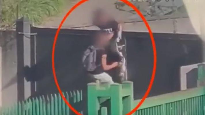 La battaglia contro lo spaccio a Rogoredo: il lucchetto forzato con il flessibile per aprirsi la strada verso l’eroina La battaglia contro lo spaccio a Rogoredo: il lucchetto forzato con il flessibile per aprirsi la strada verso l’eroina