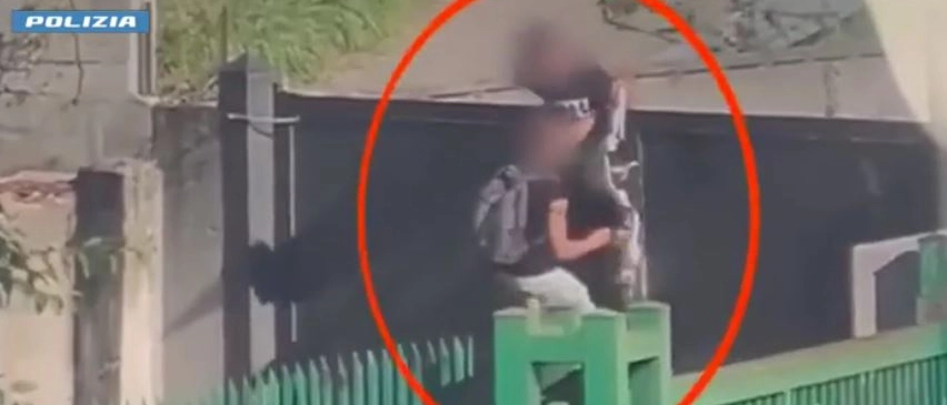 La battaglia contro lo spaccio a Rogoredo: il lucchetto forzato con il flessibile per aprirsi la strada verso l’eroina