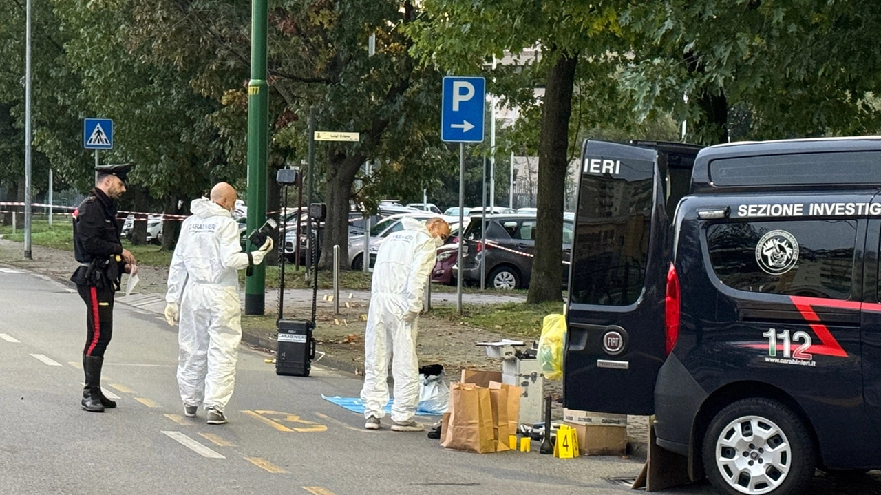 Gli uomini del Ris nel tratto di viale Romagna dov'è stato ritrovato il corpo senza vita di Manuel