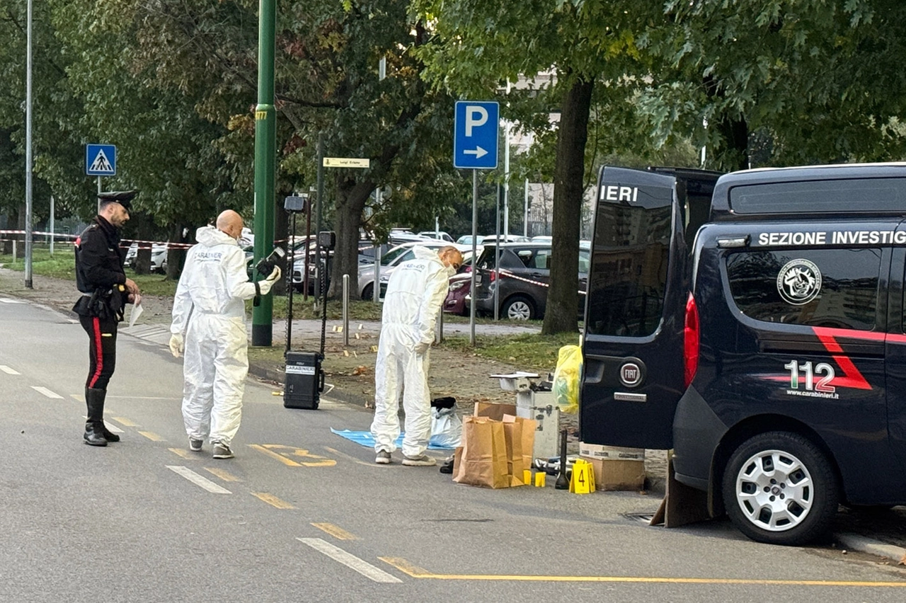 Gli uomini del Ris nel tratto di viale Romagna dov'è stato ritrovato il corpo senza vita di Manuel