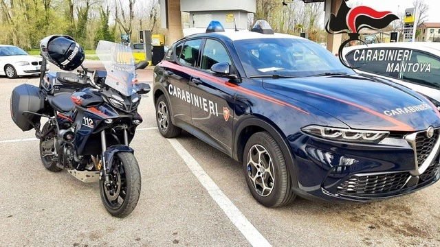 La donna è stata fermata dai carabinieri mentre guidava a zig zag e a forte velocità La donna è stata fermata dai carabinieri mentre guidava a zig zag e a forte velocità
