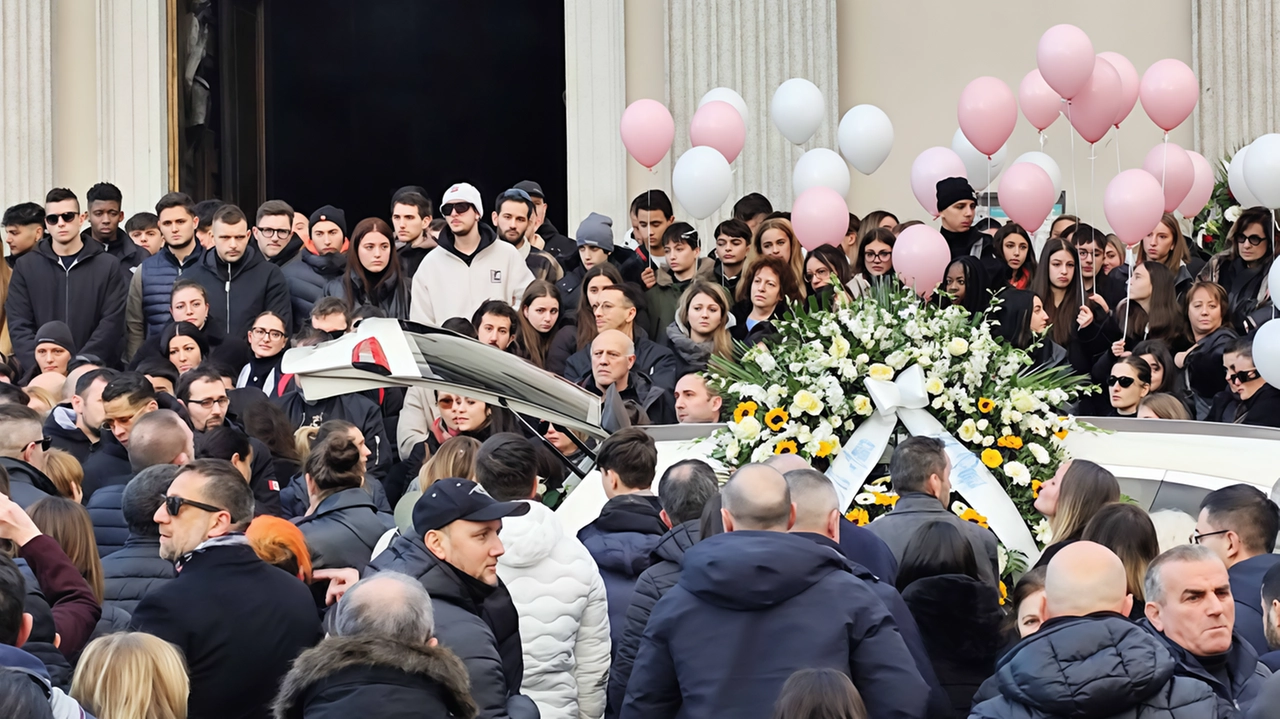 Al termine della funzione sono stati lanciati palloncini colorati Al termine della funzione sono stati lanciati palloncini colorati