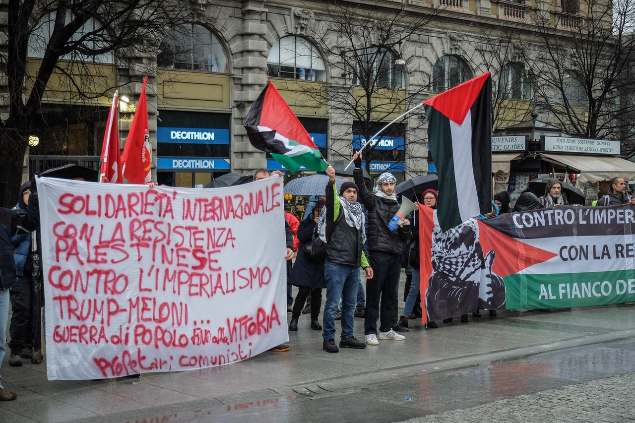 Il presidio a sostegno dei palestinesi e contro la guerra a Gaza fra largo Cairoli e piazza Castello