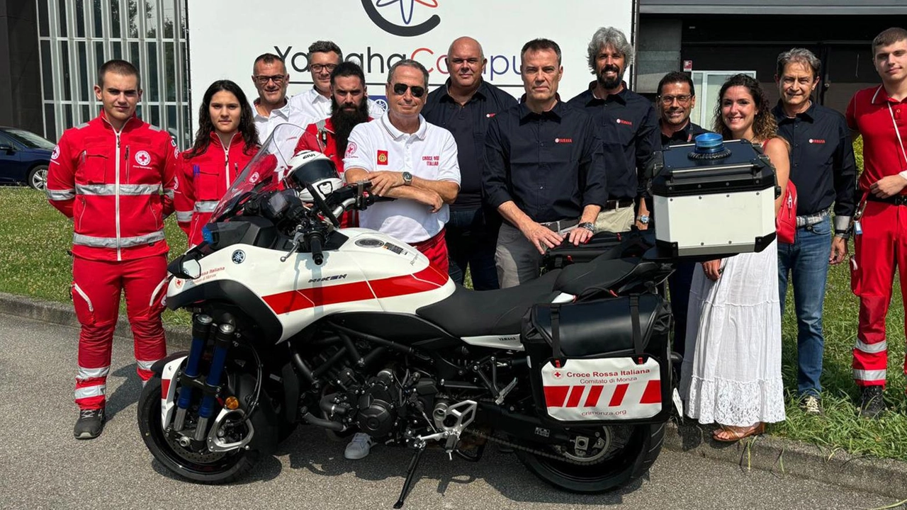 La Yamaha di Lesmo dona un mezzo equipaggiato per i servizi di emergenza. Il presidente Funaro: "Potrà arrivare in tempi più rapidi in caso di traffico". La Yamaha di Lesmo dona un mezzo equipaggiato per i servizi di emergenza. Il presidente Funaro: "Potrà arrivare in tempi più rapidi in caso di traffico".