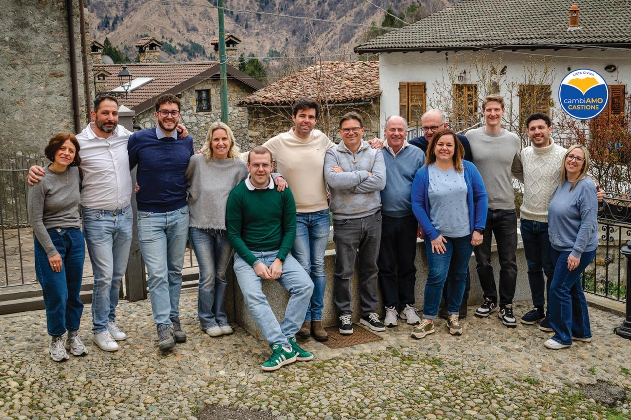 La nuova sindaca di Castione della Presolana, Samantha Tagliaferri, con la sua squadra ‘CambiAmo Castione’ (Foto Facebook)