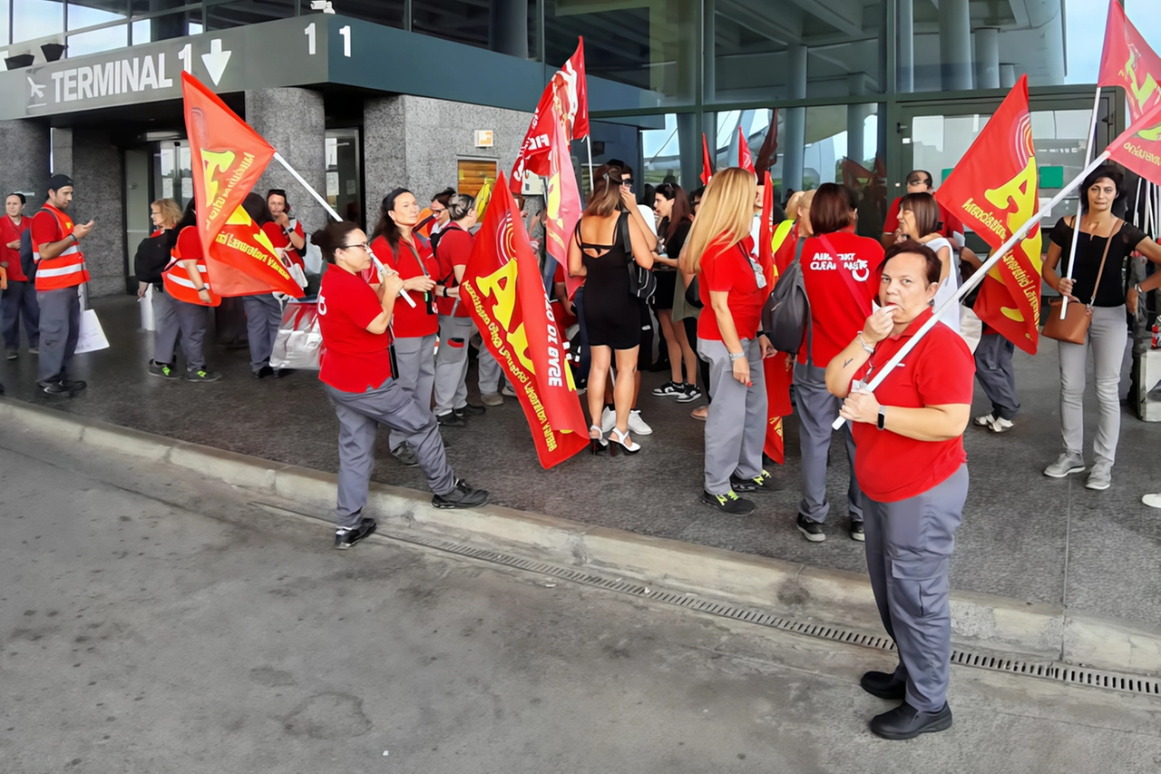 Gli addetti alle pulizie contestano l'azienda che gestisce il servizio nell'aeroporto varesino