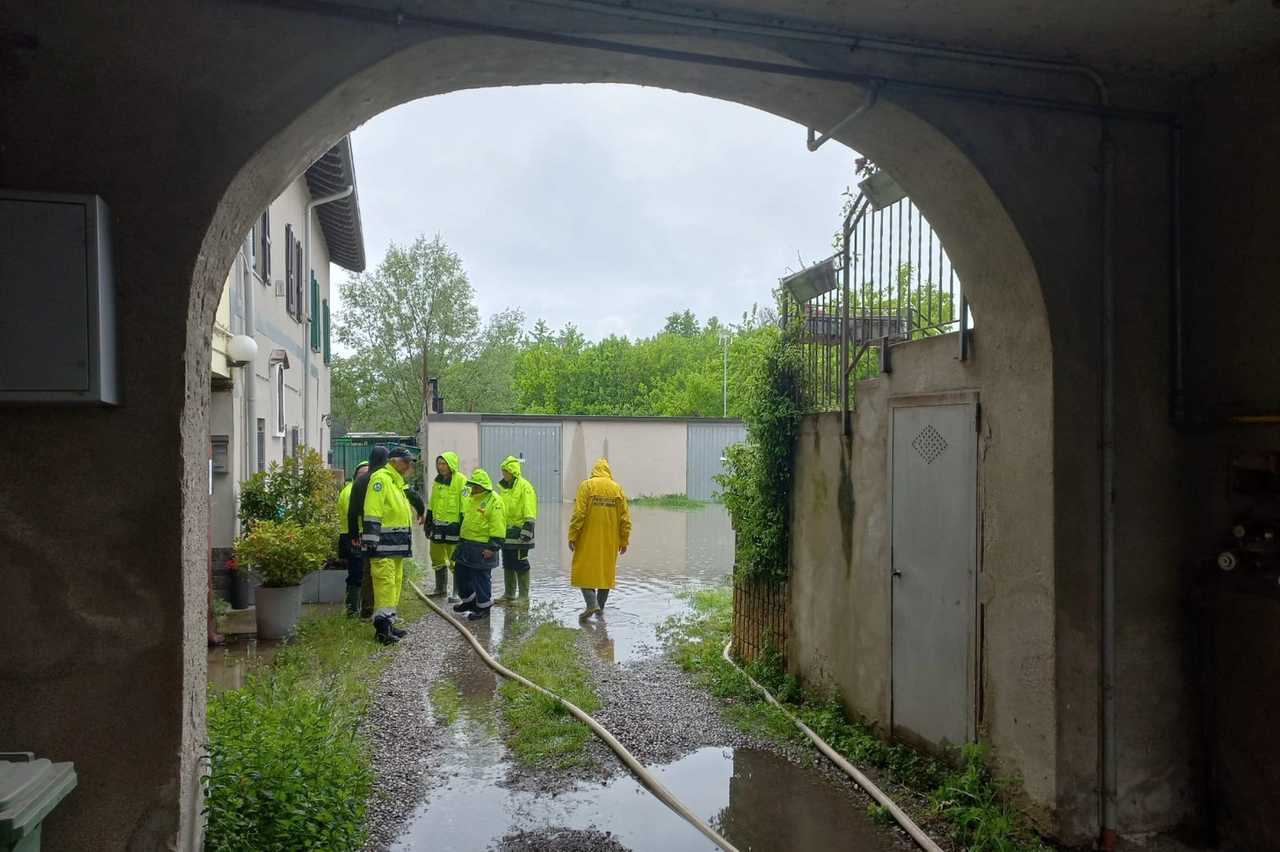 Protezione civile al lavoro in un cortile allagato a Locate Triulzi