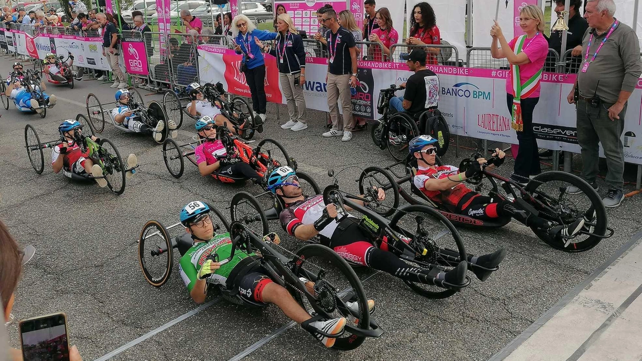 Il Giro Handbike coinvolge i campioni paralimpici e tocca varie città d’Italia in un serpentone colorato in 83 tappe, 188 atleti e 3.100 chilometri percorsi Il Giro Handbike coinvolge i campioni paralimpici e tocca varie città d’Italia in un serpentone colorato in 83 tappe, 188 atleti e 3.100 chilometri percorsi