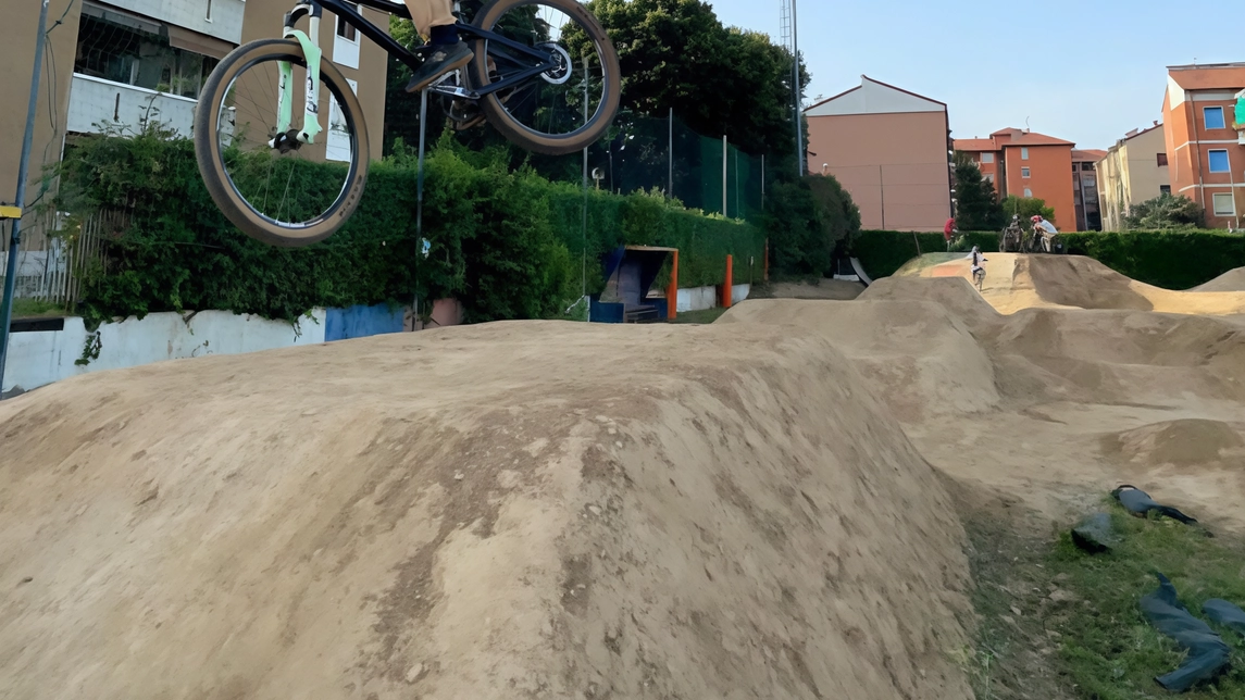 Il “Monza Pizza“ (è questo il nome attribuitogli dagli atleti) di Cederna è il primo Bike park di Dirt jump pubblico d’Italia, ma toglie spazio agli altri Il “Monza Pizza“ (è questo il nome attribuitogli dagli atleti) di Cederna è il primo Bike park di Dirt jump pubblico d’Italia, ma toglie spazio agli altri