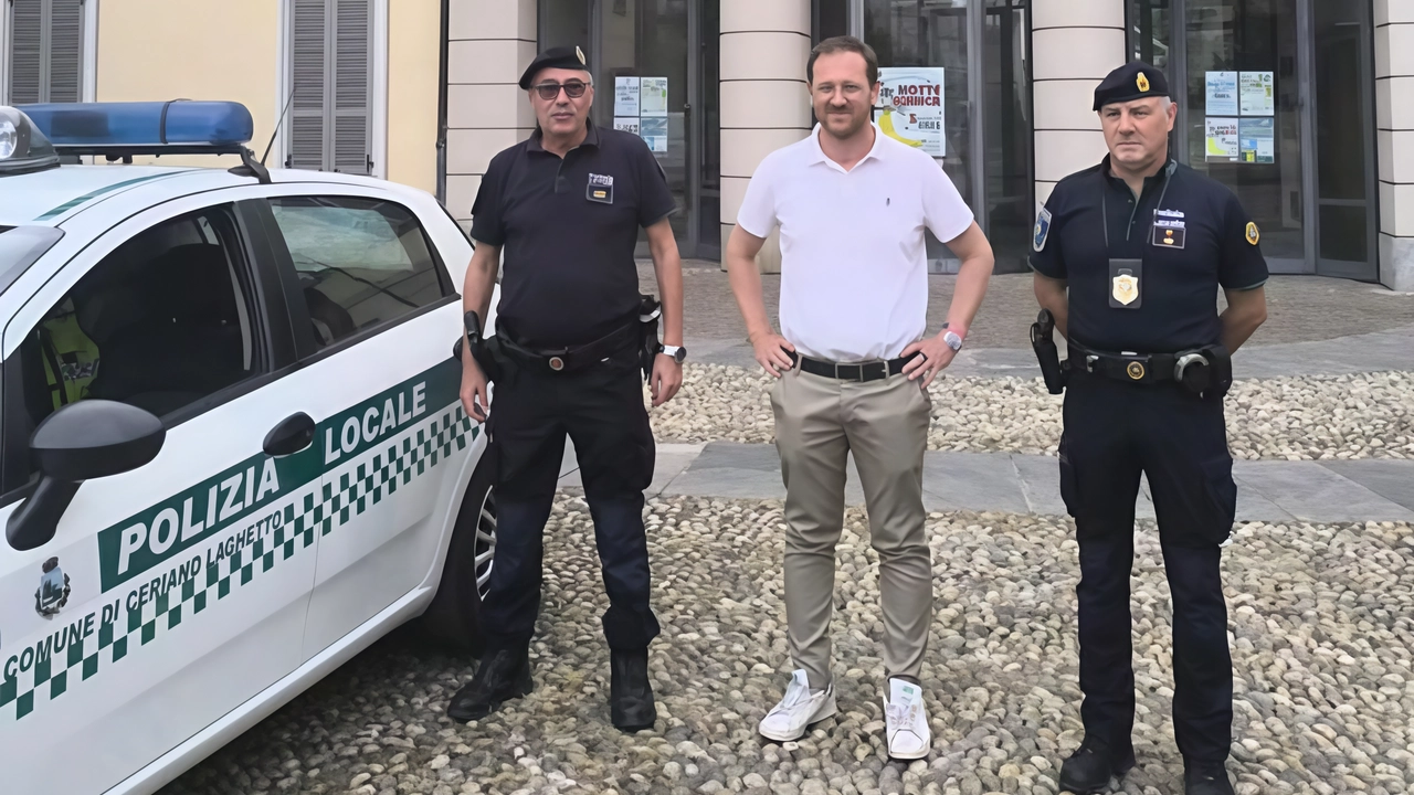 Il sindaco Massimiliano Occa insieme agli agenti della polizia locale di Ceriano: «Vogliamo rispondere alla richiesta di maggiore sicurezza da parte dei residenti»