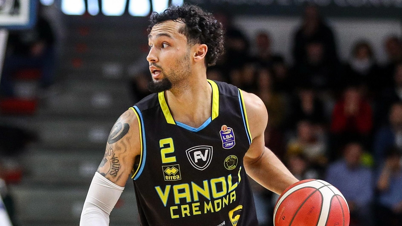 Cremona cade a Sassari 93-89 e resta penultima, con la lotta salvezza che si fa sempre più complessa. Al PalaSerradimigni... Cremona cade a Sassari 93-89 e resta penultima, con la lotta salvezza che si fa sempre più complessa. Al PalaSerradimigni...