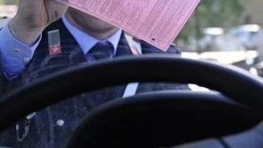 A Brescia, un automobilista multato per un'infrazione errata sul disco orario esposto correttamente. La sanzione va contestata per l'errore.