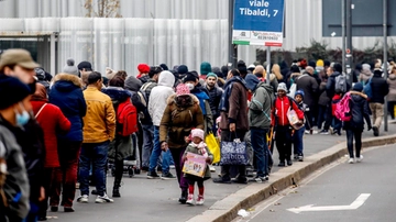Milano e il suo esercito di lavoratori poveri: il paradosso di una città che respinge chi la manda avanti