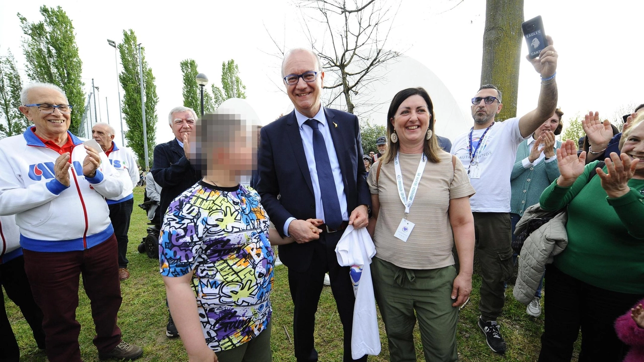 Il ministro Giuseppe Valditara tra Thomas e la madre Raffaella Salvatore in occasione della visita alla scuola primaria Franceschi nell’aprile scorso Il ministro Giuseppe Valditara tra Thomas e la madre Raffaella Salvatore in occasione della visita alla scuola primaria Franceschi nell’aprile scorso