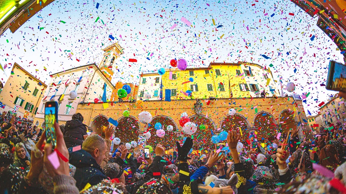 Scoriandolata al Carnevale di Foiano della Chiana in Toscana (Crediti Ass. Carnevale di Foiano) Scoriandolata al Carnevale di Foiano della Chiana in Toscana (Crediti Ass. Carnevale di Foiano)